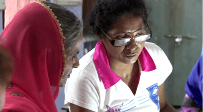 Las abuelas que aprendieron a construir paneles solares