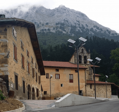 Arrasate sustituirá todo el alumbrado convencional por farolas solares 