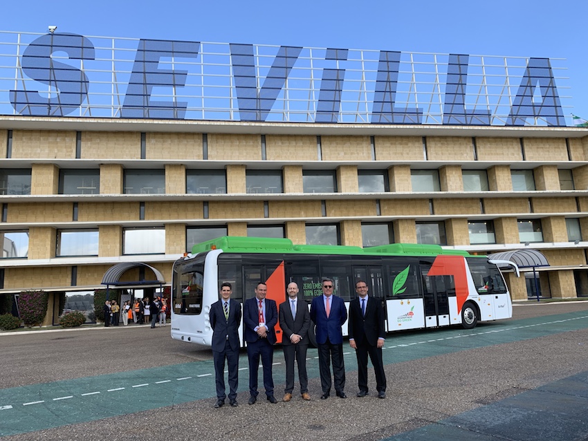 Sevilla estrena el primer autobús eléctrico que opera en un aeropuerto de España