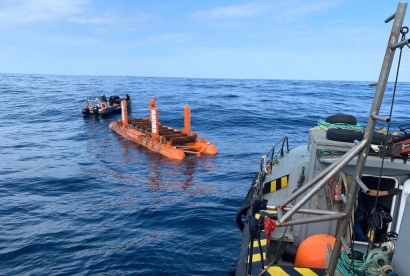 La empresa vasca Arrecife instala su dispositivo captador de la energía de las olas en el banco de ensayos marinos BiMEP