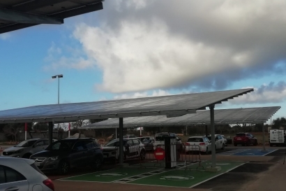 ¿Cuánta electricidad podrían producir los aparcamientos públicos si colocáramos placas solares sobre sus cubiertas de chapa?