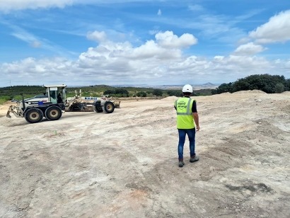 Capital Energy firma con todos los propietarios del terreno de su parque eólico de La Herrada en Albacete