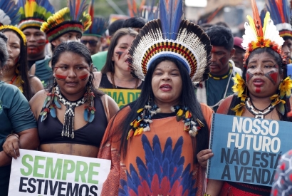 Indígenas de la amazonia manifestándose en Belém durante la Cumbre del Clima CoP30, de noviembre de 2025