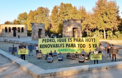 Greenpeace despliega placas solares en el Templo de Debod de Madrid