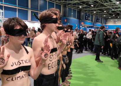 Activistas de XR se desnudan ante el stand de Endesa de la COP25 para denunciar el "greenwashing"