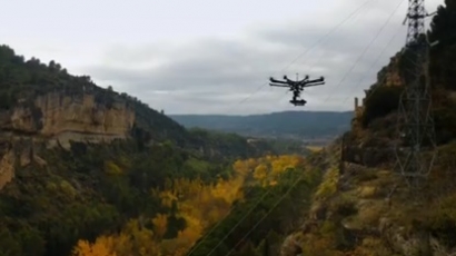 Drones que sobrevuelan instalaciones fotovoltaicas