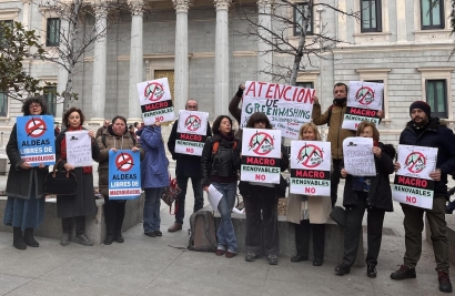 Ecologistas protestan frente al Congreso contra la exención de evaluación ambiental a macroproyectos renovables