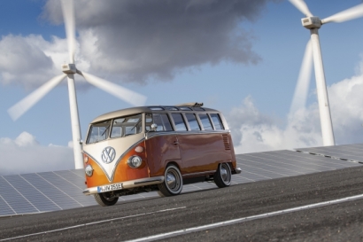 Volkswagen convierte en eléctrica la furgoneta más hippie de la historia