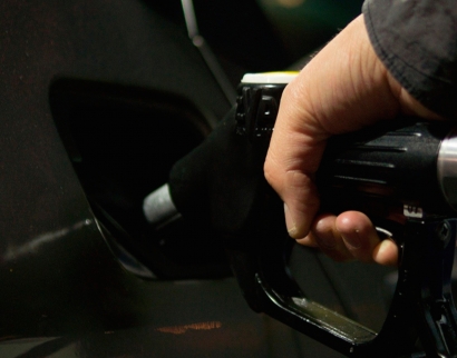 El barril de petróleo ha bajado un 45%; la gasolina, sólo un 8%