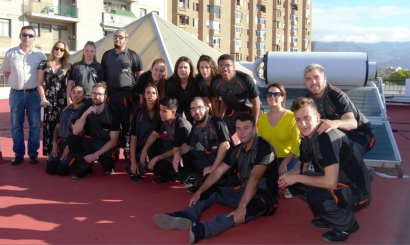 Canarias forma a jovenes en materia de solar térmica con un proyecto que beneficiará a mujeres en situación vulnerable