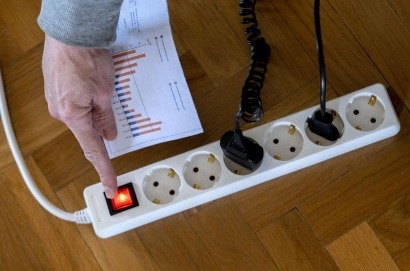 El precio de la luz baja este jueves hasta los 106,46 euros/MWh, casi un 2% más barata que ayer