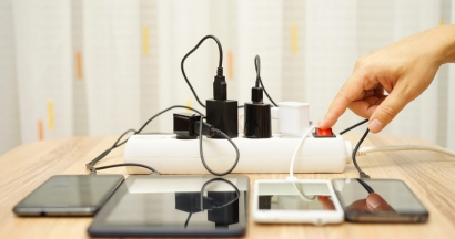 ¿Tienes 10 adaptadores de corriente en casa? Porque esa es la media europea