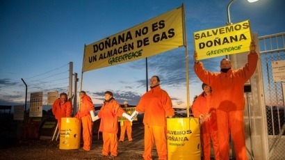 Una veintena de activistas de Greenpeace paraliza las obras de Gas Natural Fenosa en Doñana