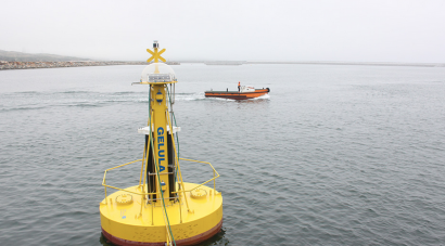 La boya gallega para obtener energía de las olas empieza a operar en aguas de A Coruña