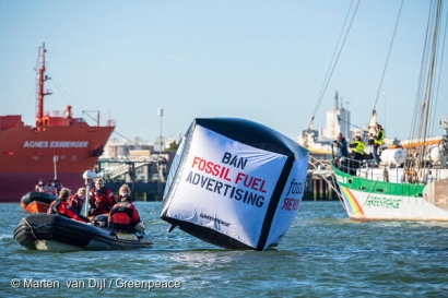 Activistas de Greenpeace bloquean el puerto de Rotterdam y piden prohibir los anuncios de combustibles fósiles