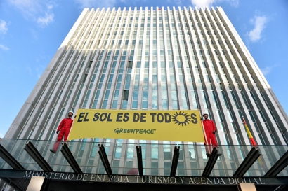 Greenpeace coloca placas solares en el Ministerio de Energía para denunciar el desprecio del Gobierno a las renovables