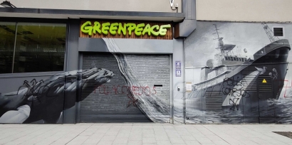 Greenpeace amanece pintada con esvásticas, el yugo y las flechas