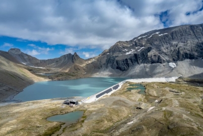 El parque solar alpino más grande de Suiza comienza a producir electricidad a 2.500 metros de altitud