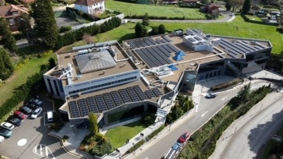 El Instituto Oftalmológico Fernández-Vega despliega 360 paneles solares en su sede de Oviedo