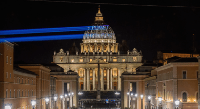 Greenpeace le dice a Trump con un mensaje en la cúpula de San Pedro: “La Tierra Primero”