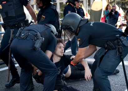 Primeras detenciones en el acto de desobediencia civil convocado hoy por Rebelión por el Clima en Madrid