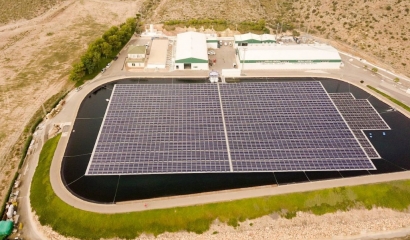 Solar fotovoltaica para autoconsumo, que flota en una balsa de regantes y que evita la evaporación