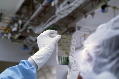 Investigadores del MIT desarrollan células solares ultrafinas capaces de adherirse a cualquier superficie