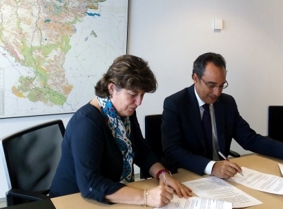 El Gobierno de Navarra y Endesa firman un convenio de colaboración para reducir el riesgo de colisión de las aves en los tendidos