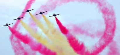 La Patrulla Águila vuela por vez primera con biojet en el desfile del 12 de octubre