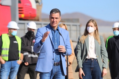 Pedro Sánchez visita en Almería la central de geotermia profunda que climatizará los invernaderos de Níjar