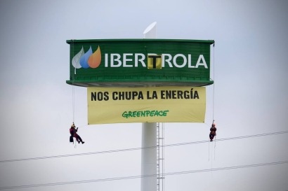 Activistas de Greenpeace trolean a Iberdrola para visibilizar las barreras al autoconsumo solar colectivo