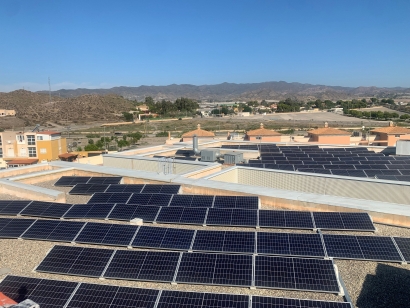 Un colegio de Murcia no consume electricidad gracias a la instalación de paneles solares y baterías