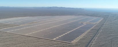 Acciona, o cómo instalar en mitad del desierto más de un millón de paneles solares en solo sesenta días