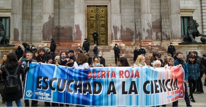 Sangre en el Congreso de los Diputados para visibilizar "el crimen de masa que implican décadas de inacción climática"