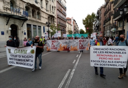 Más de 180 oenegés ciudadanas y rurales se manifiestan en Madrid contra los megaproyectos de renovables