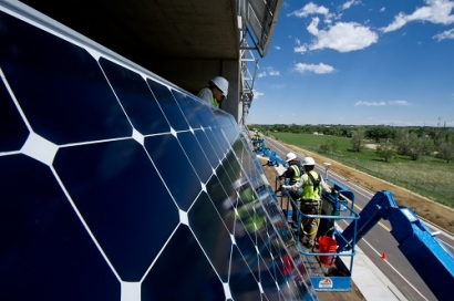 La fotovoltaica abarata la luz un 35% en las horas solares