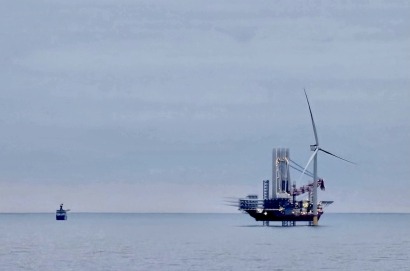 El parque eólico marino Sofia, de 1.400 MW, ya tiene instalada su primera turbina 