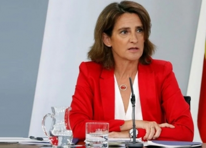 La ministra Ribera pide a las eléctricas más "implicación" con la industria