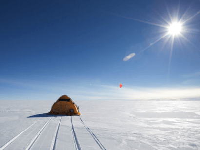 Parten a Groenlandia los miembros de la expedición que circunnavegará la isla en un vehículo eólico