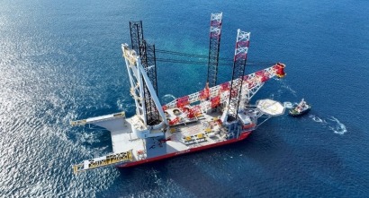 El mayor buque de instalación eólica marina del mundo atraca en Las Palmas