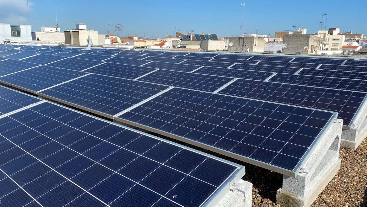 Sí le puedes vender al vecino los excedentes de tu instalación solar de autoconsumo