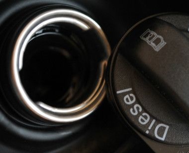 El Gobierno mantendrá la rebaja del IVA a los carburantes como medida "temporal" pese al aviso de Bruselas