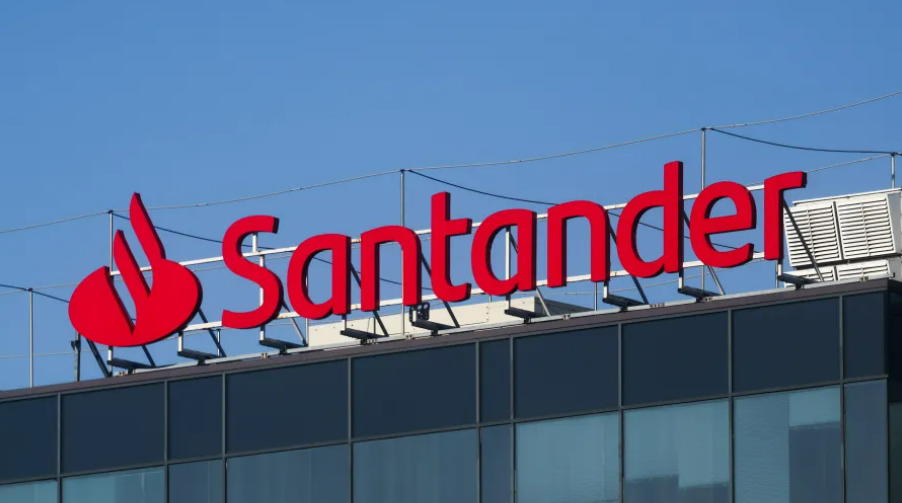 El Banco Santander aumentó un 77% su inversión en energía fósil en 2023
