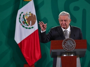 El presidente de México señala a Repsol e Iberdrola con un "nos saqueaban"