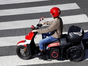 Acciona pone en marcha su servicio de motos eléctricas compartidas en Málaga