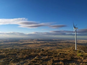 El viento se lleva por delante tres metaneros cargados de gas