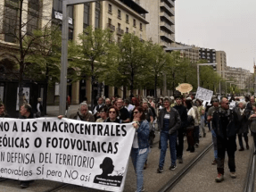 Cientos de manifestantes del mundo rural aragonés protestan en Zaragoza contra el "colonialismo energético"