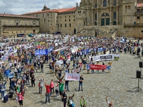 Doscientos colectivos de Galicia se concentran en Santiago al grito de "Renovables sí, pero no así"