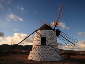 Todos los edificios públicos de Canarias usarán energía limpia en 2022