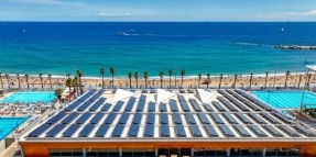 El Club Natació Barcelona calienta su piscina climatizada con energía solar